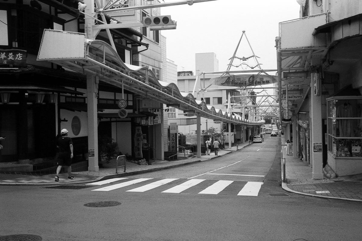 熱海の繁華街をプラプラ｜Rollei 35S + MARIX 400