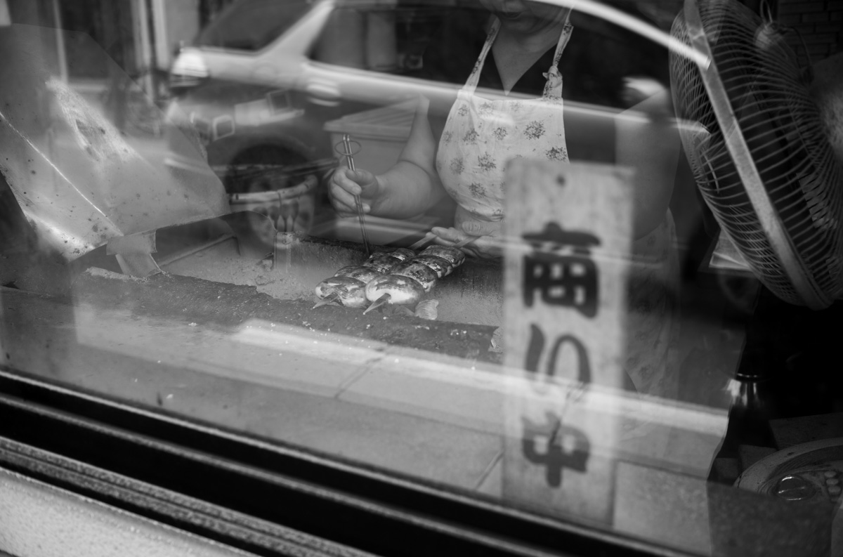 焼きまんじゅうは注文後に焼いてくれる｜Leica M10 Monochrome + Summilux 35mm f1.4