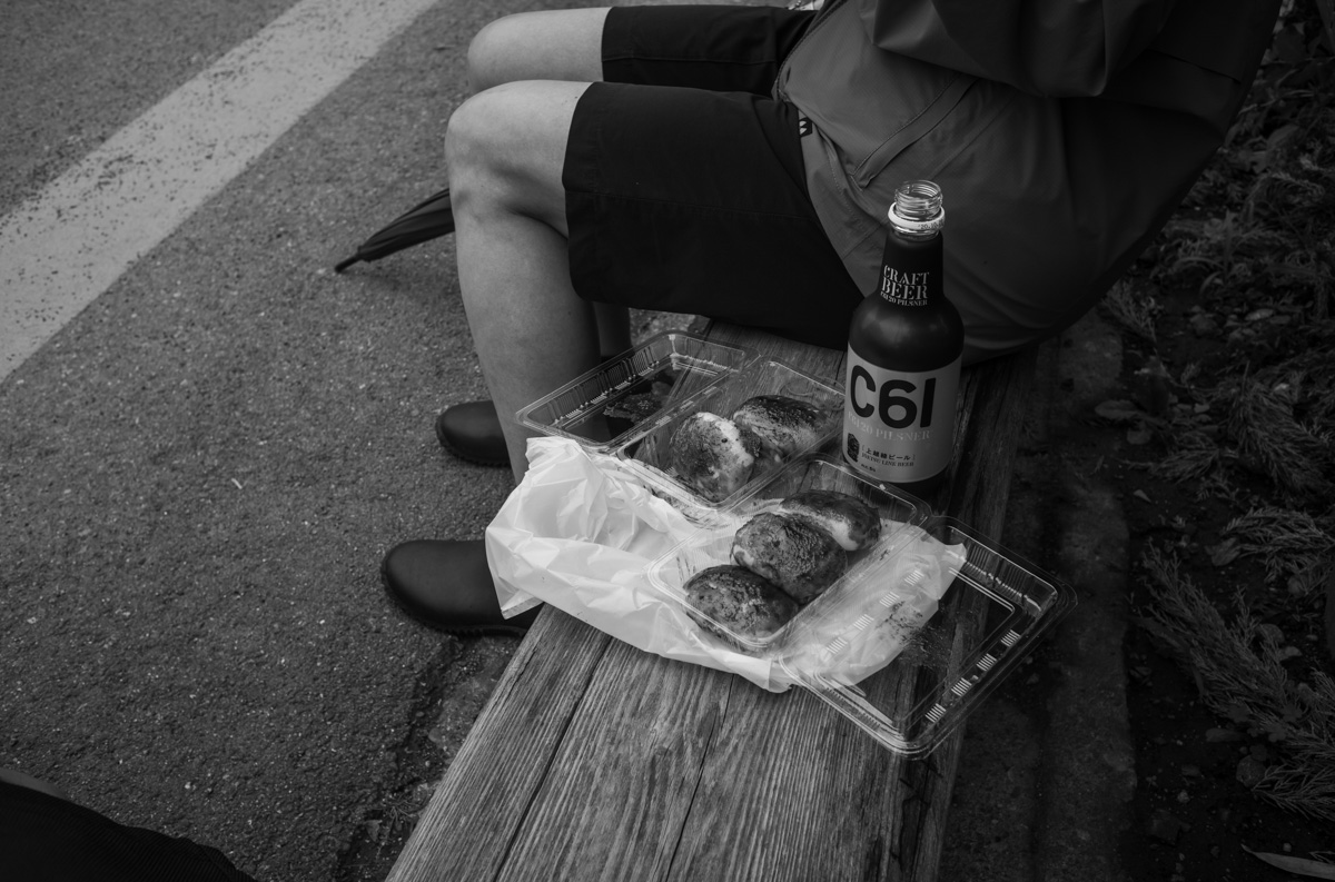 焼きまんじゅうとクラフトビールの組み合わせる｜Leica M10 Monochrome + Summilux 35mm f1.4