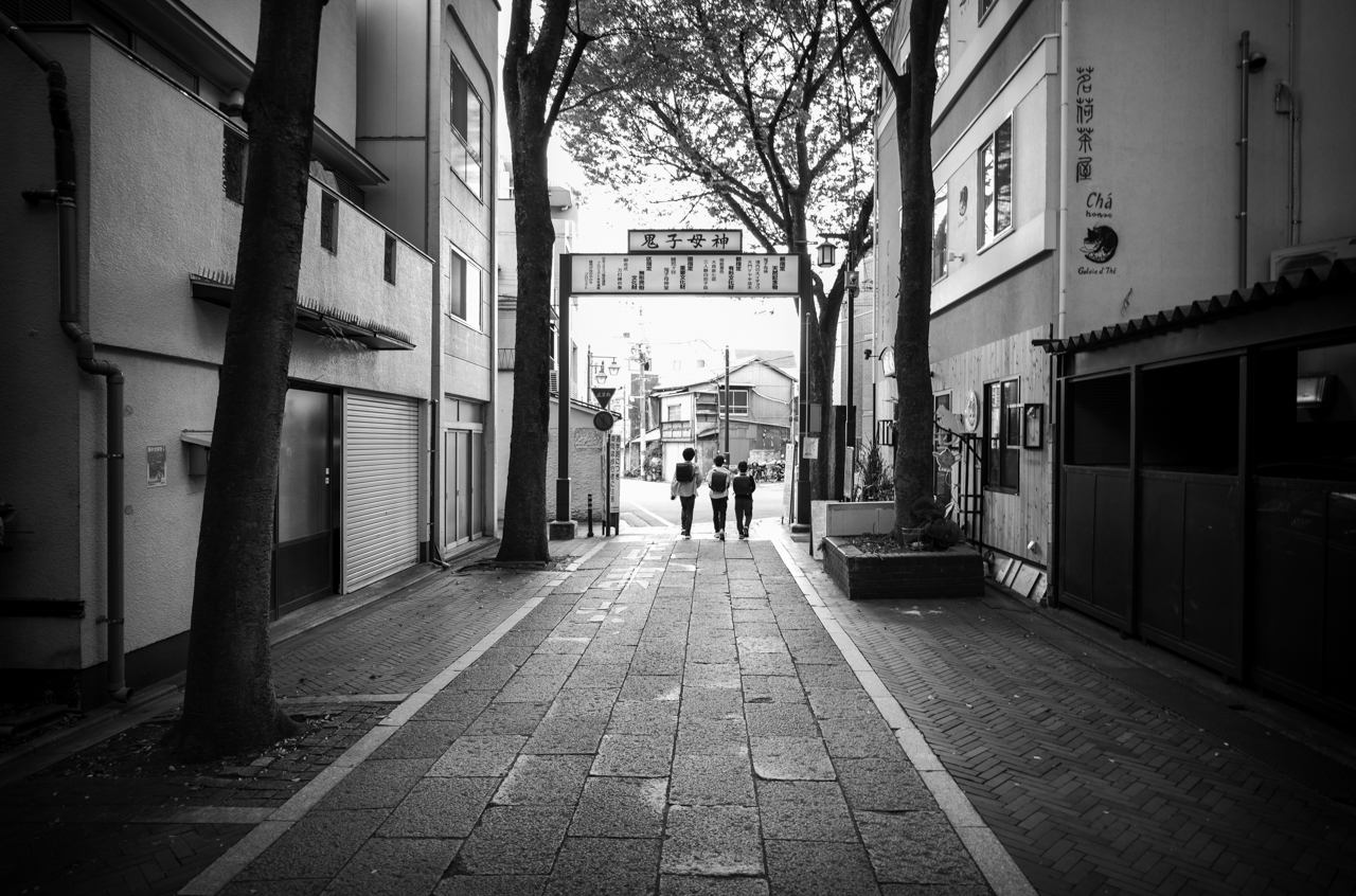 鬼子母神商店街｜Leica M10 Monochrom + C Biogon T* 4.5/21 ZM