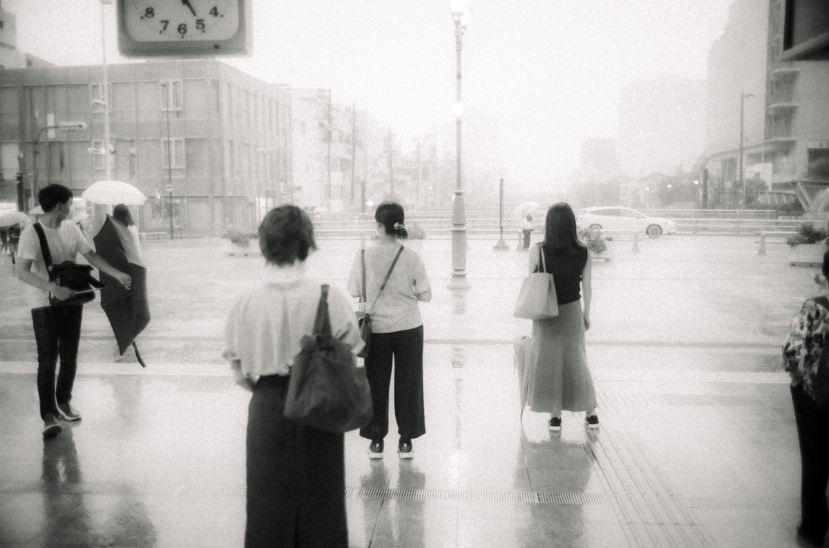 雨が収まるのを待つ人たち｜Leica M10 Monochrom + Summilux 35mm f1.4