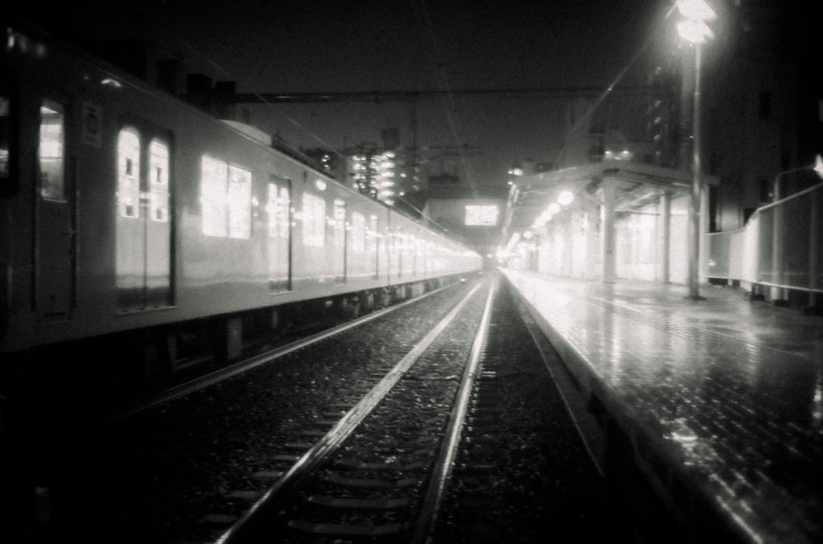 電車はガラガラ｜Leica M10 Monochrom + Summilux 35mm f1.4