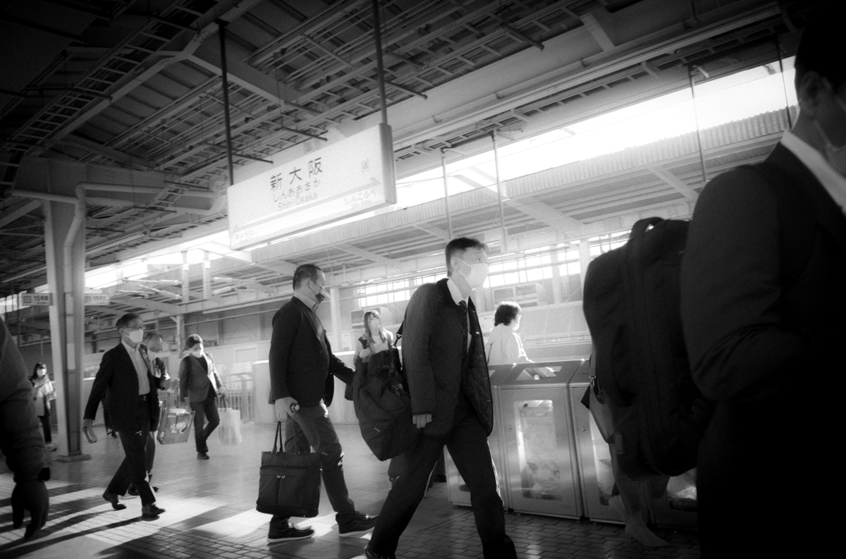 早朝の新大阪駅｜Leica M10 Monochrom + SUMMARON-M f5.6/28mm