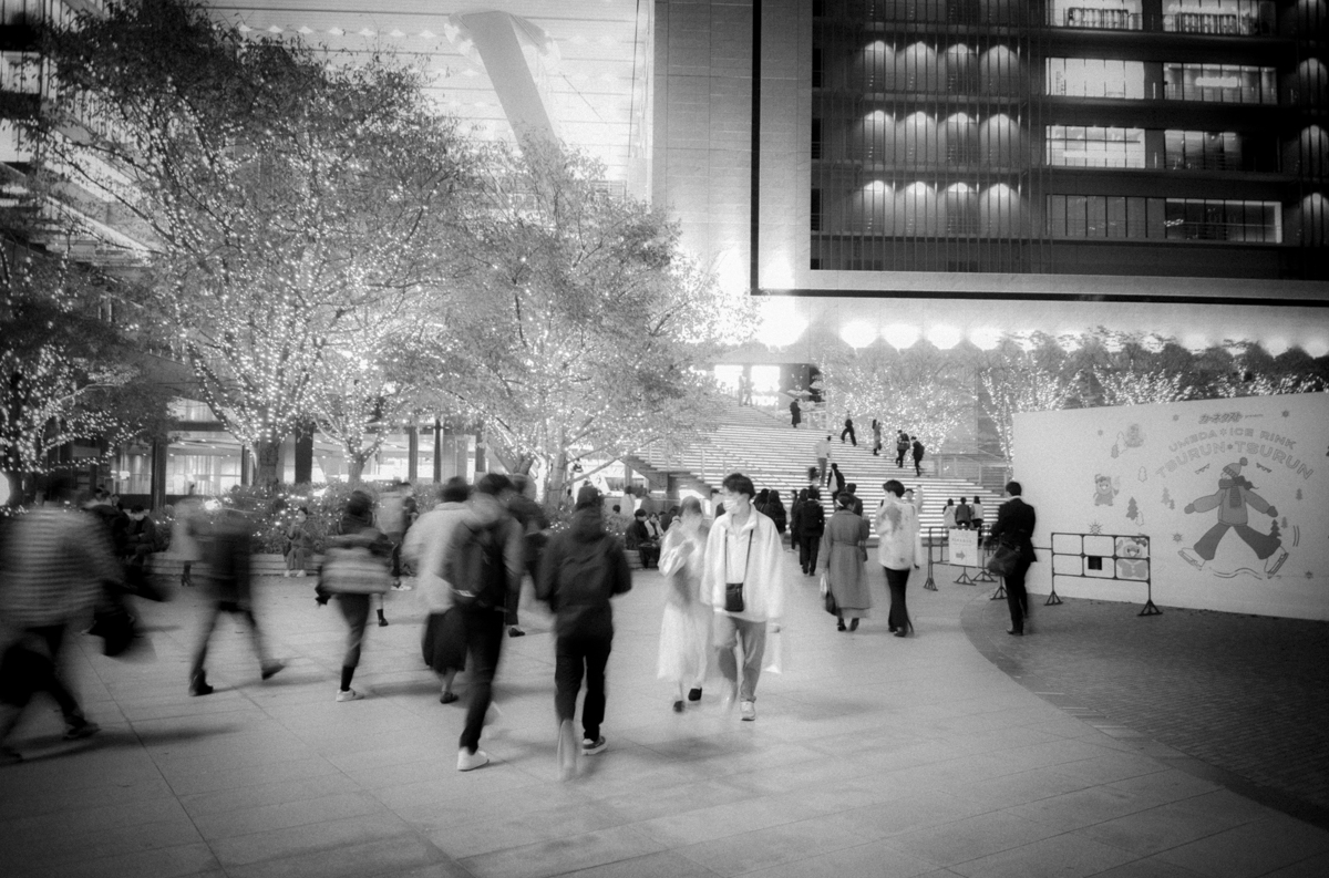 夕暮れ時の大阪駅｜Leica M10 Monochrom + SUMMARON-M f5.6/28mm