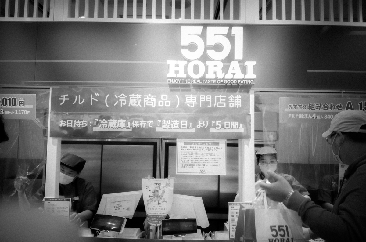 新大阪の551は約1時間待ちの大行列！｜Leica M10 Monochrom + SUMMARON-M f5.6/28mm