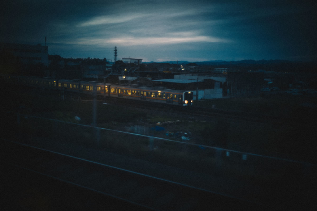 東海道線を追い抜かす｜Leica M10 + Summilux 35mm f1.4