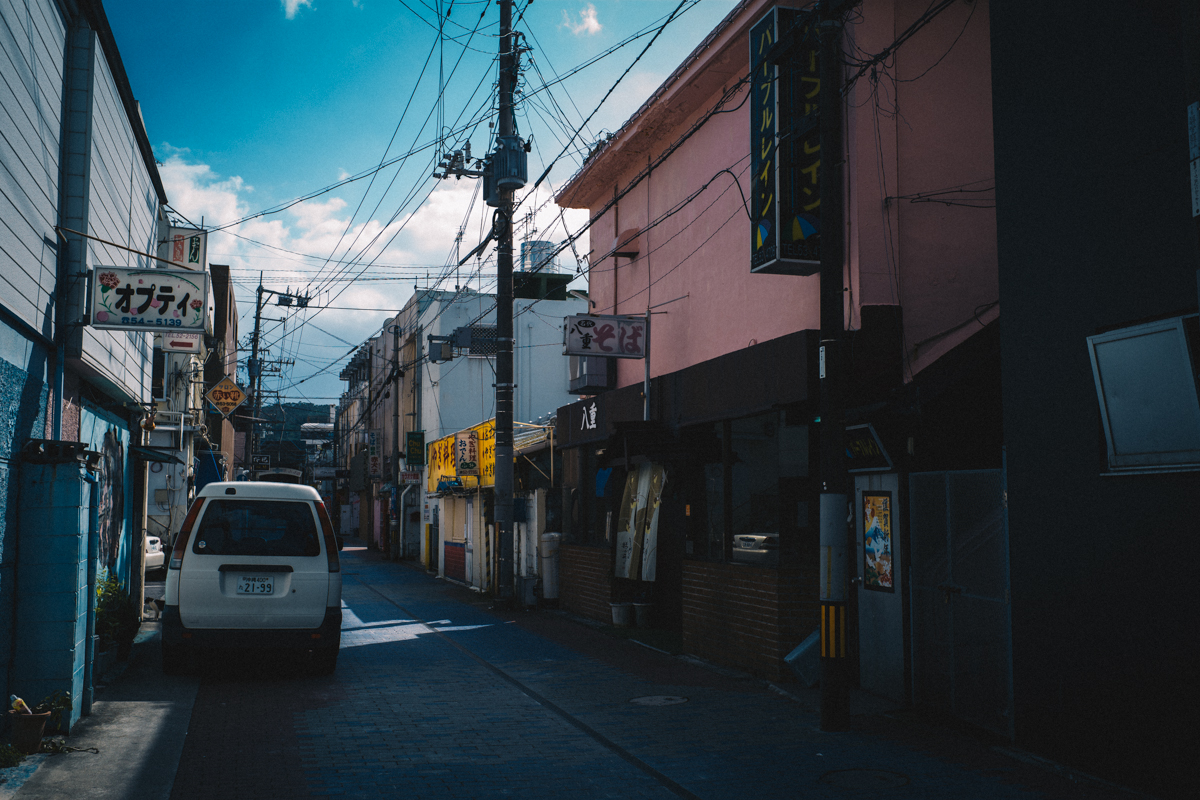 名護の繁華街、猫の香りがするぞ！｜Leica M10 + Summilux 35mm f1.4