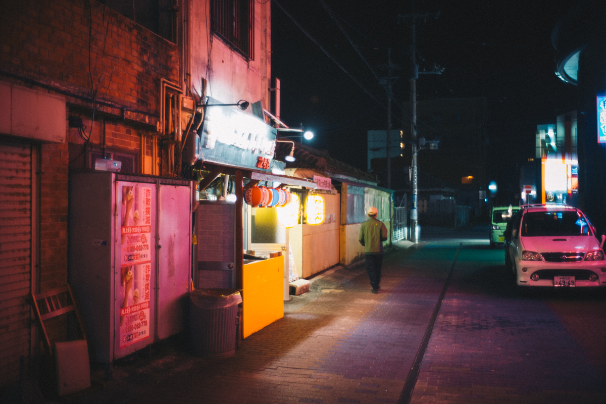 ピンクのネオンがまばゆい｜Leica M10 + Summilux 35mm f1.4