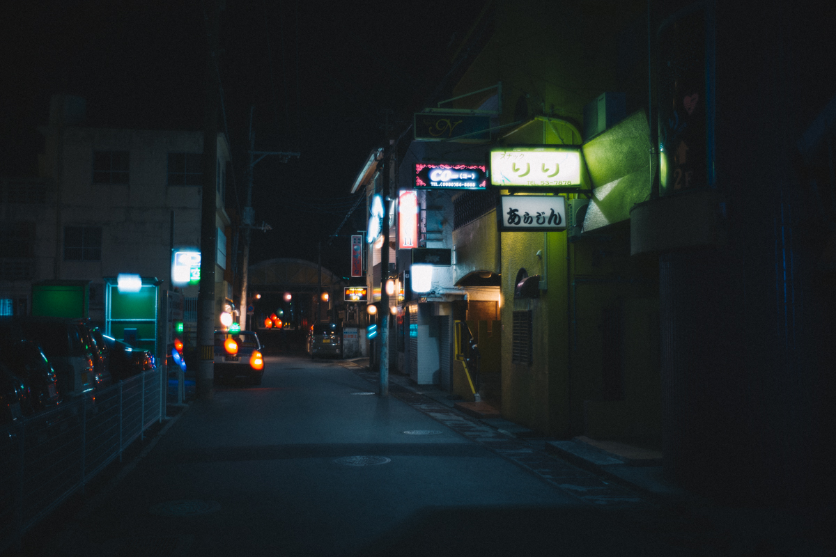 人影は見えない名護の夜｜Leica M10 + Summilux 35mm f1.4