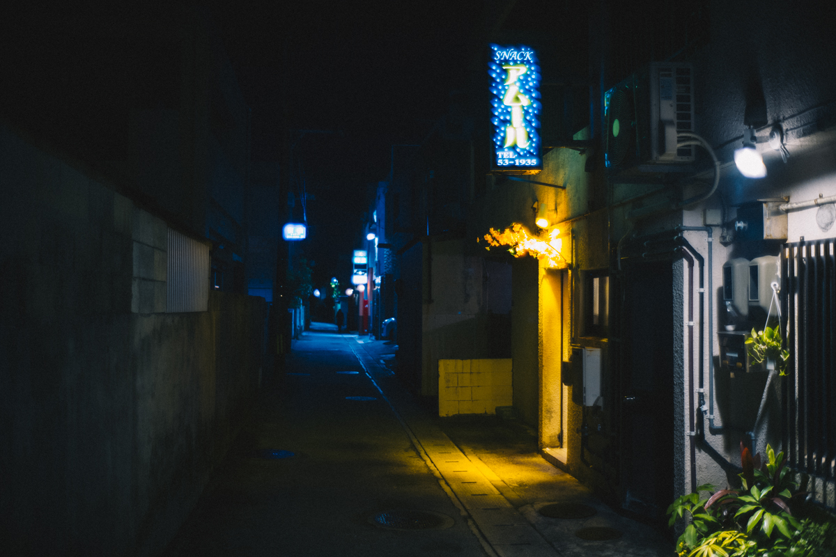 路地にもポツポツ小さなスナックが点在｜Leica M10 + Summilux 35mm f1.4