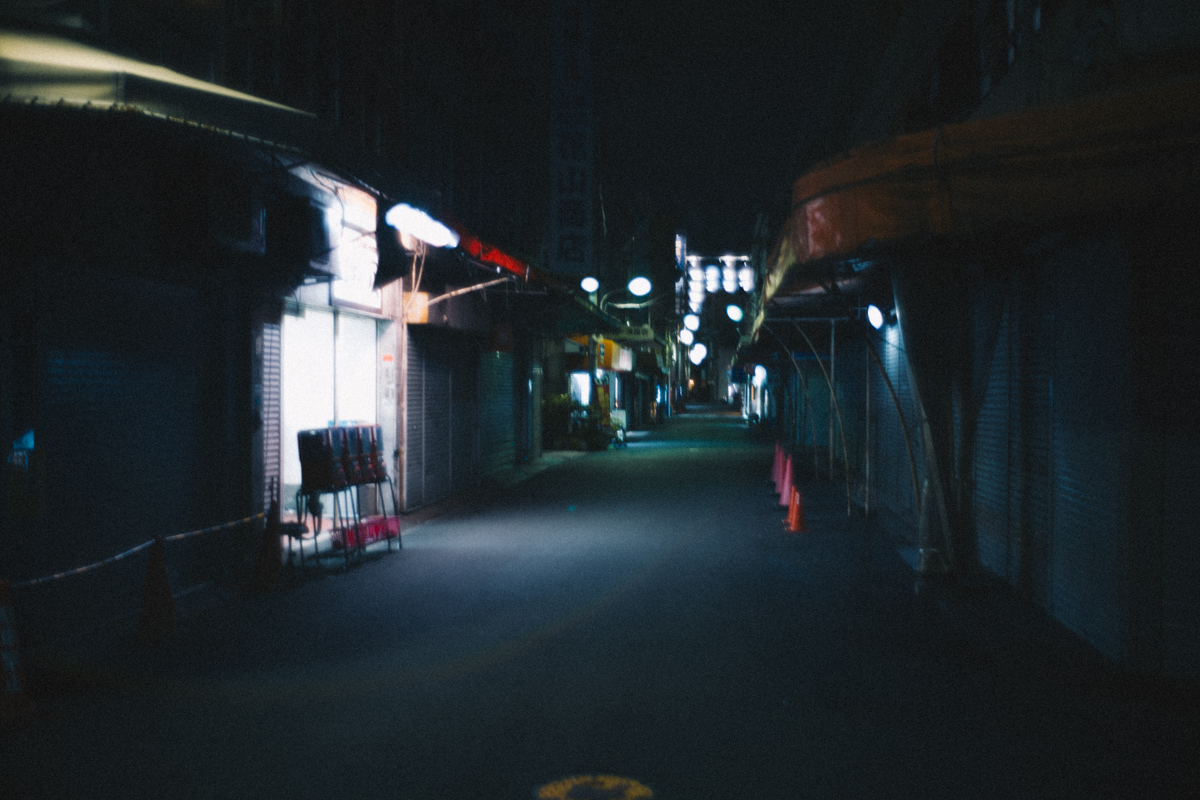 日本橋の裏路地はシャッターが下りていた｜Leica M10 + Summilux 35mm f1.4