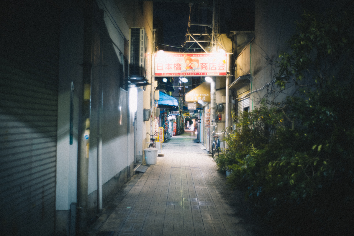 アニメの看板だけが眩しい日本橋｜Leica M10 + Summilux 35mm f1.4