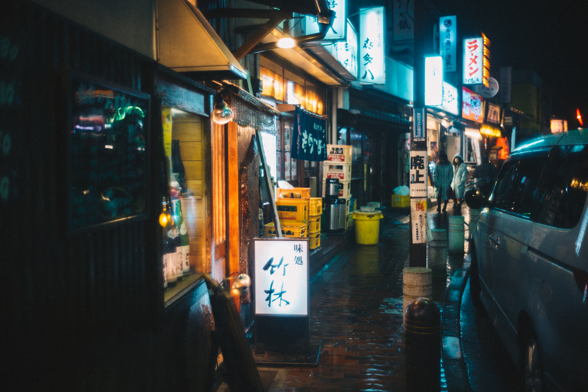 西日暮里の駅前にある小さな飲み屋街｜Leica M10 + Summilux 35mm f1.4