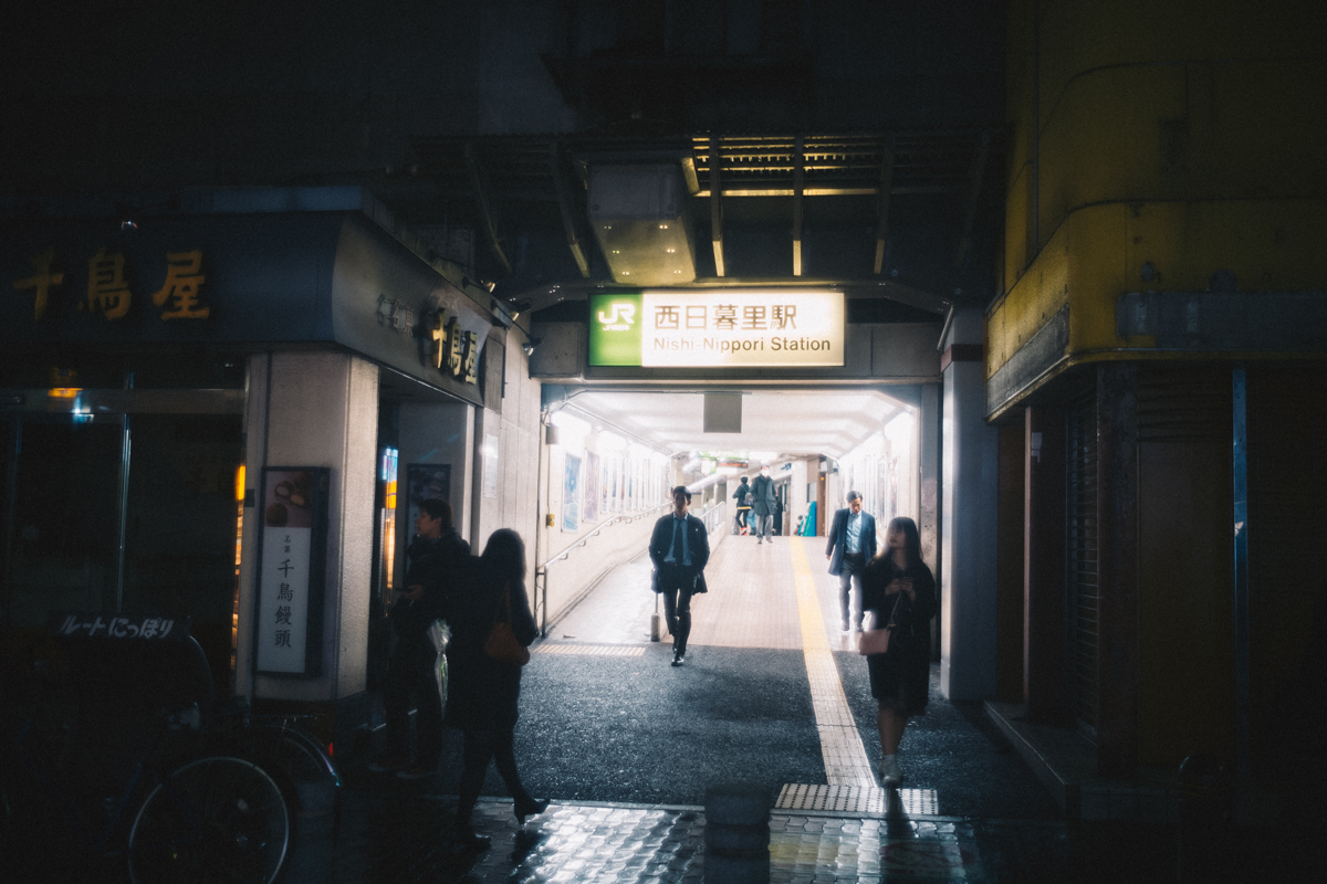 住宅街の佇まいな西日暮里の駅｜Leica M10 + Summilux 35mm f1.4