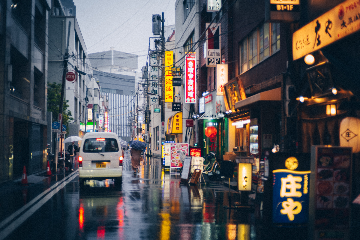 水道橋駅前にズラリと並ぶ飲み屋さん｜Leica M10 + C Sonnar T 1.5/50 ZM