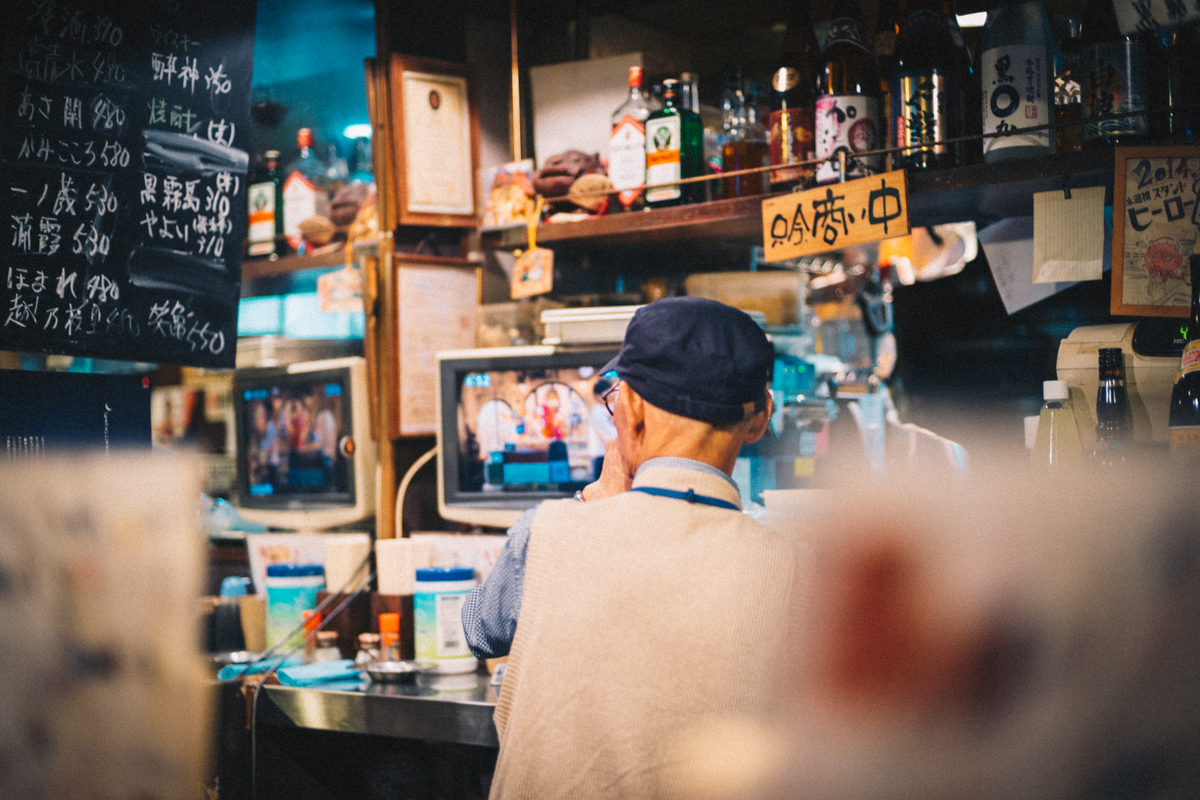 スタンドヒーロー、大人気で入れないこともあるそう｜Leica M10 + C Sonnar T 1.5/50 ZM