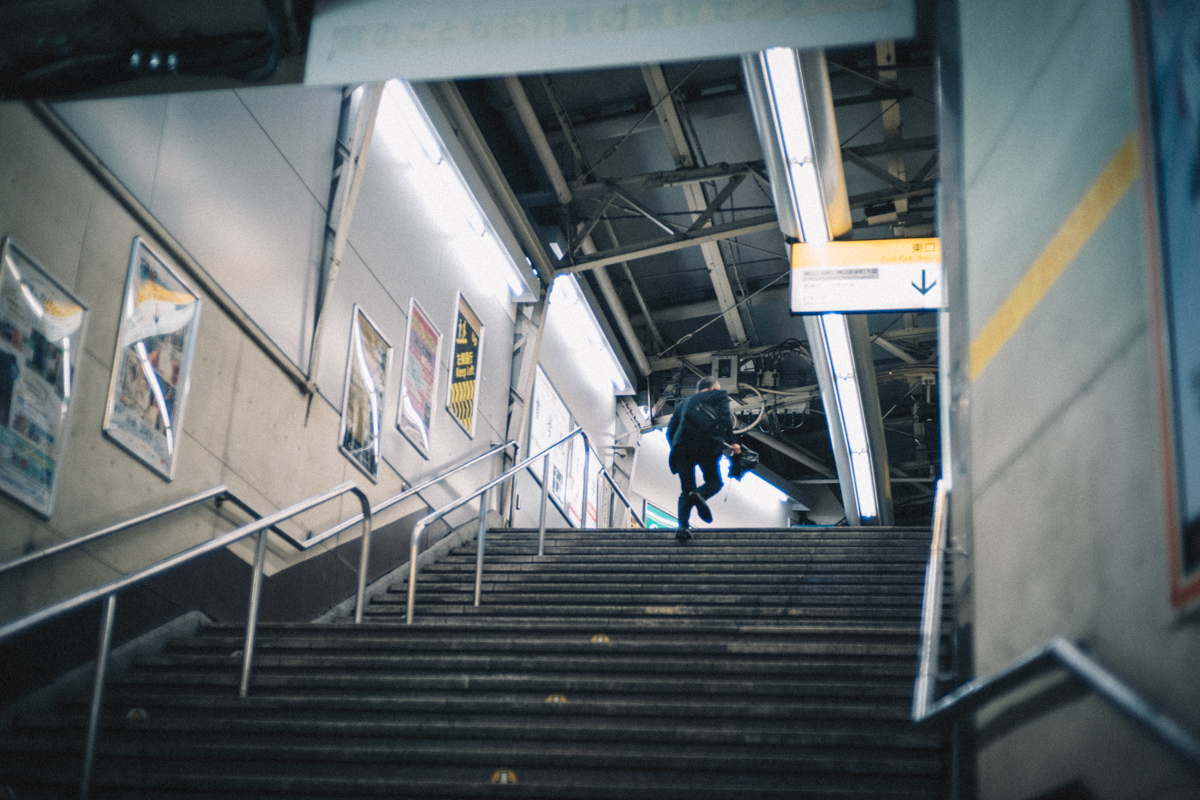 水道橋駅の改札から｜Leica M10 + C Sonnar T 1.5/50 ZM