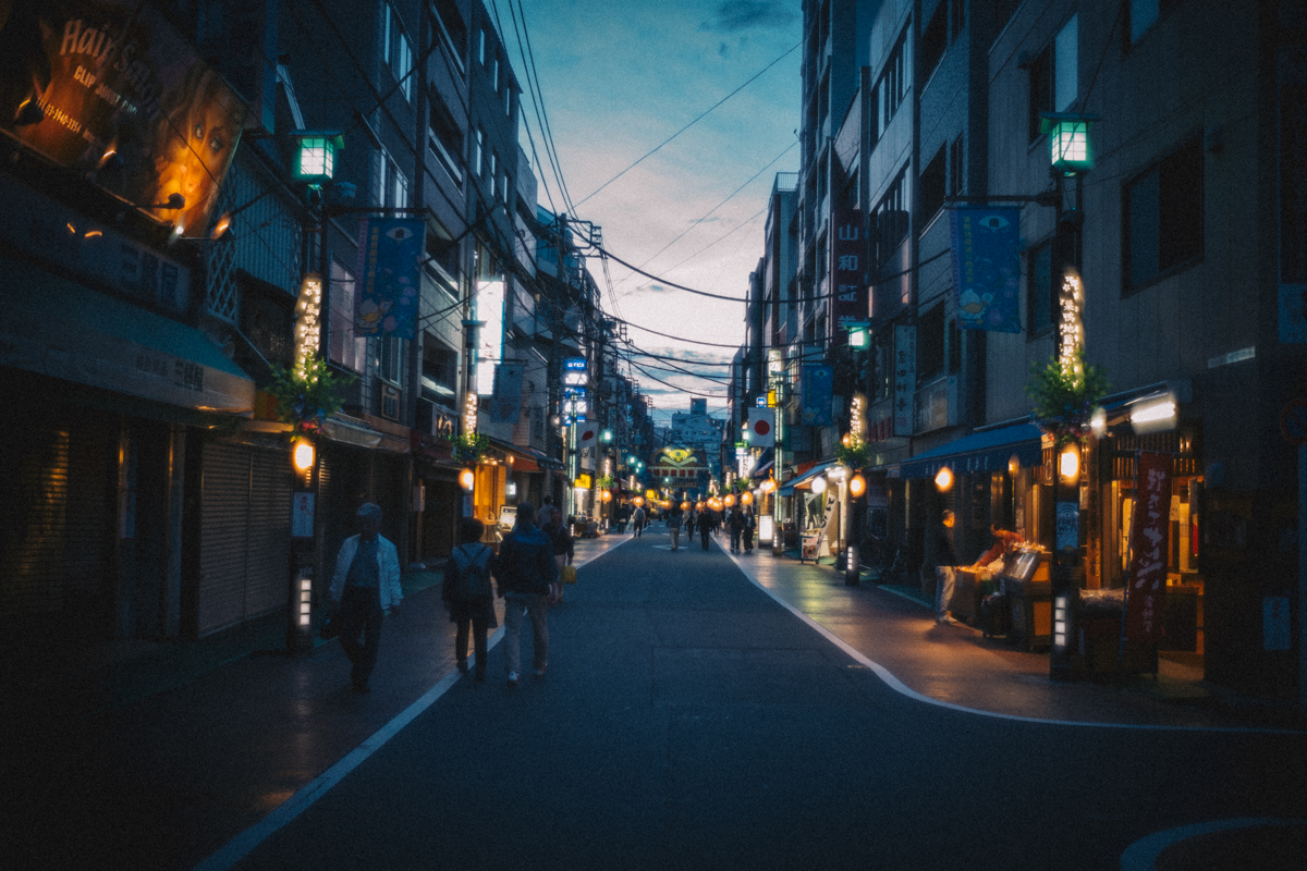 暮れなずむ巣鴨地蔵通商店街｜Leica M10 + Summilux 35mm f1.4