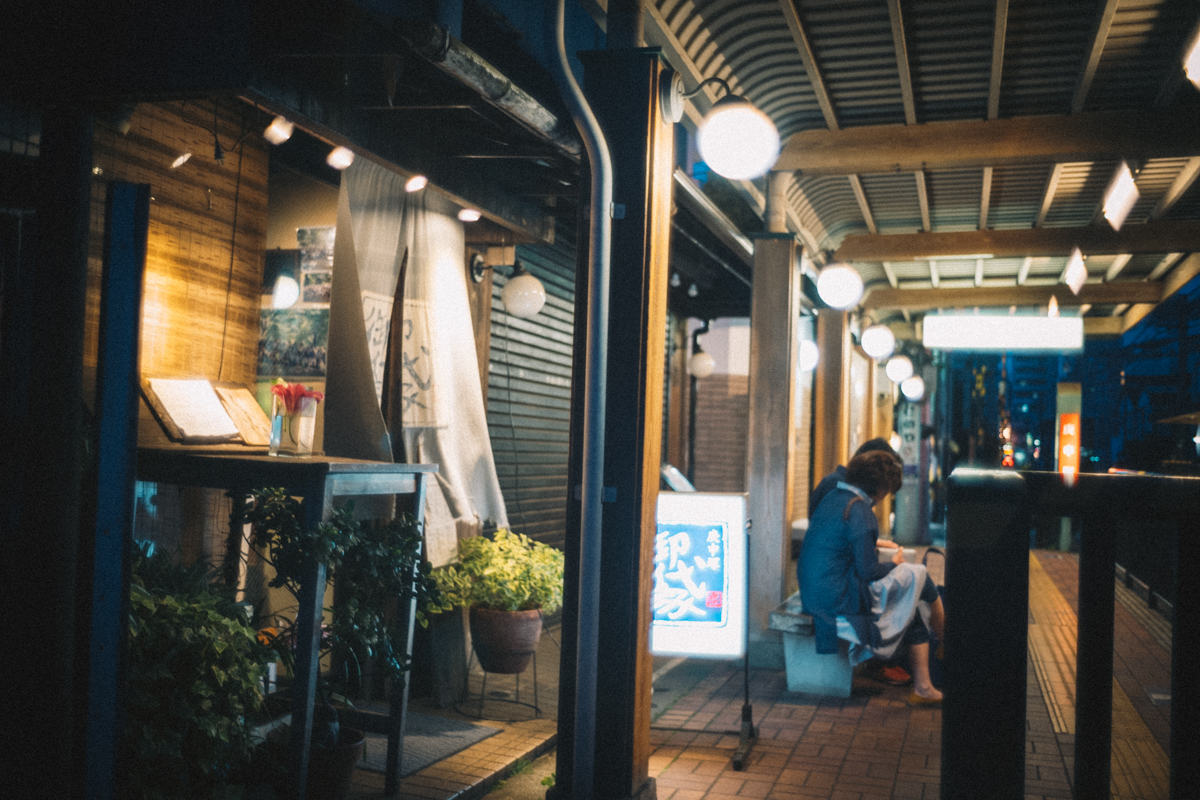 都電荒川線の駅のホームに飲み屋が(＠_＠;)｜Leica M10 + Summilux 35mm f1.4