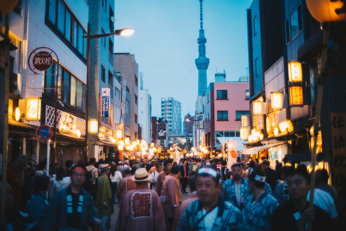 大勢の人で賑わう三社祭の前夜｜Leica M10 + Summilux 35mm f1.4