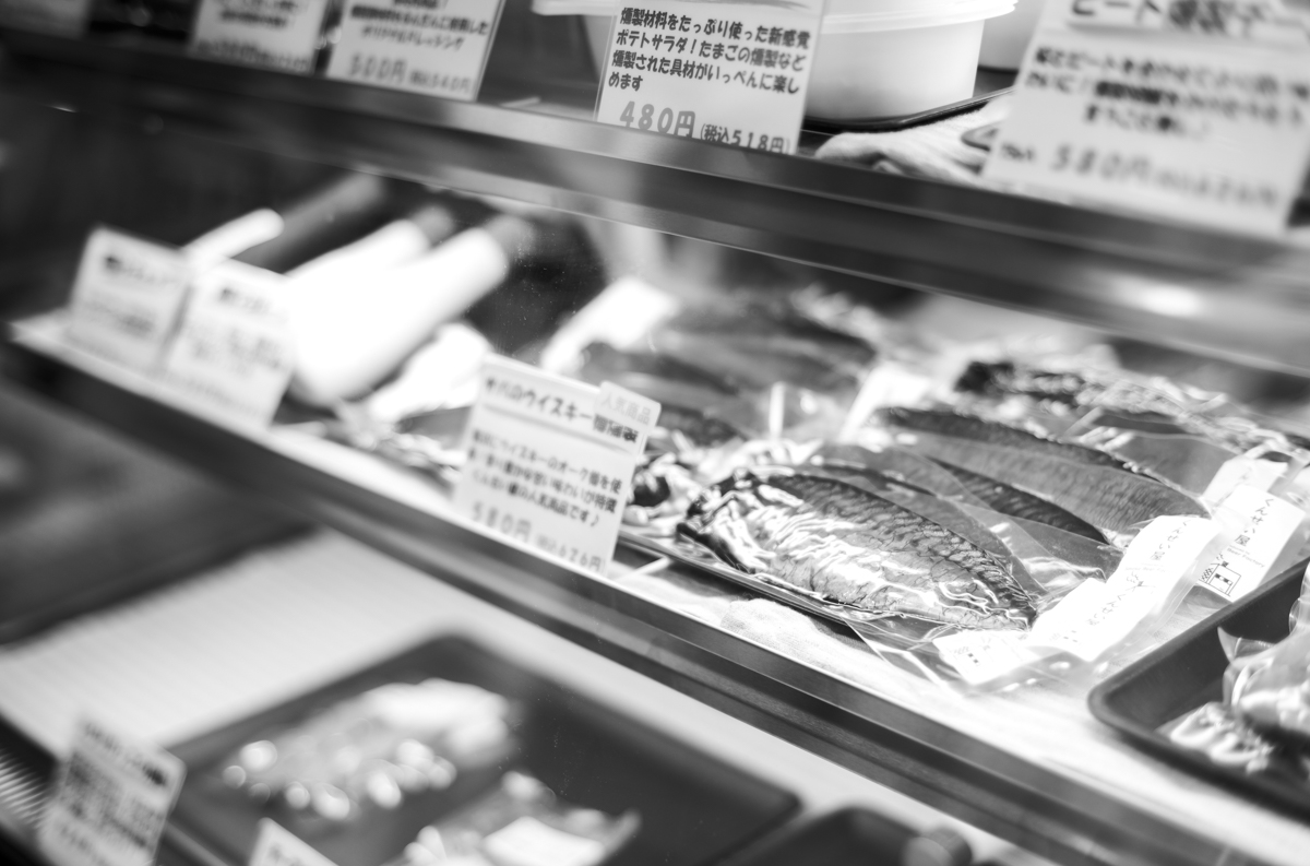 サバのウイスキー燻製って興味津々！｜Leica M10 Monochrom + C Sonnar T* 1.5/50 ZM