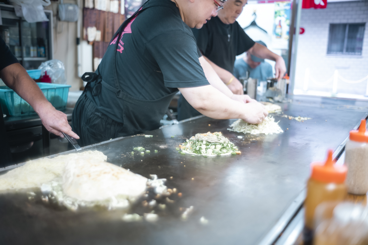 目の前で調理されるお好み焼きにウットリ｜Leica M10 + C Sonnar T* 1.5/50 ZM