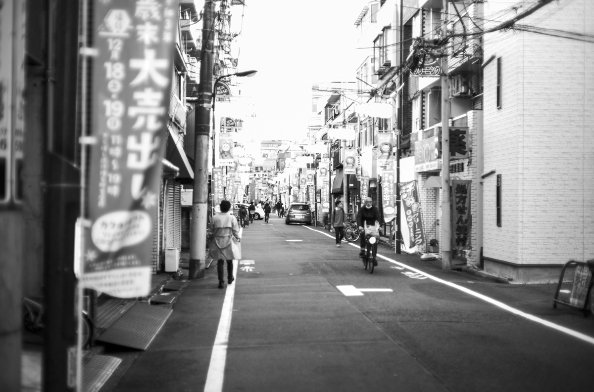 目指すくんせい屋は商店街の外れ｜Leica M10 Monochrom + C Sonnar T* 1.5/50 ZM