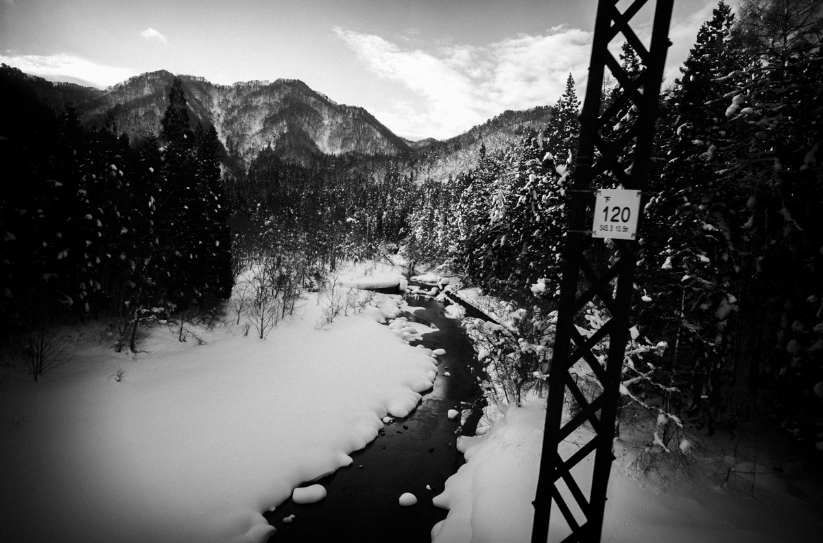 内陸に入ると途端に雪景色｜Leica M10 Monochrom + C Biogon T* 4.5/21 ZM