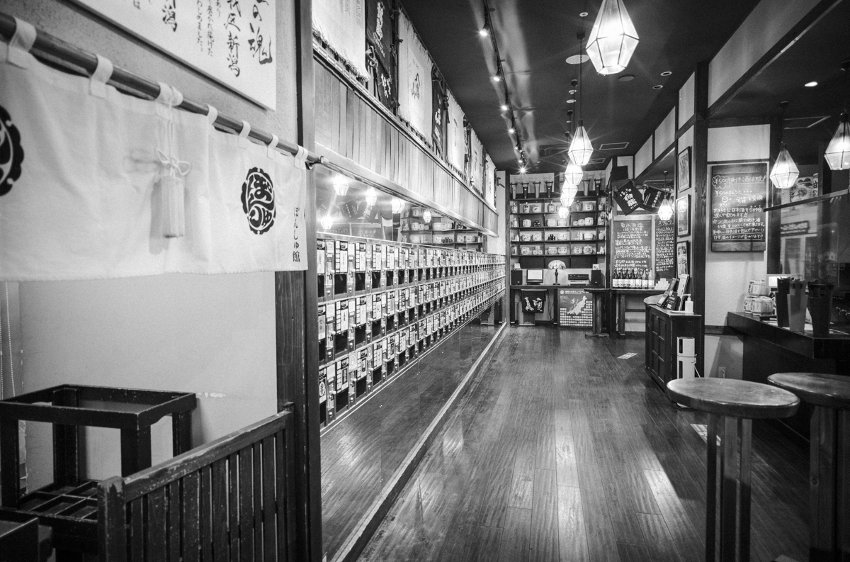 新潟で有名な日本酒の自販機（？）｜Leica M10 Monochrom + C Biogon T* 4.5/21 ZM