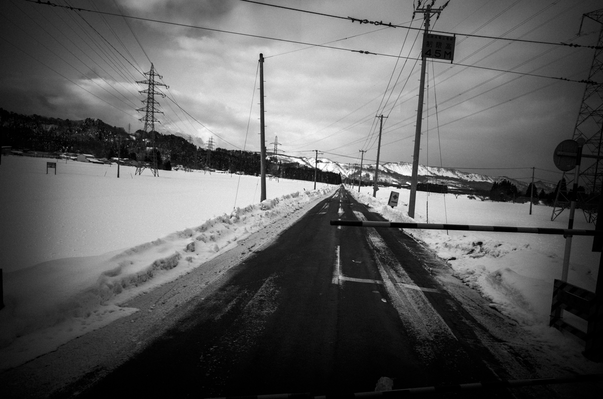 道路は除雪されているけど運転できるかな｜Leica M10 Monochrom + C Biogon T* 4.5/21 ZM