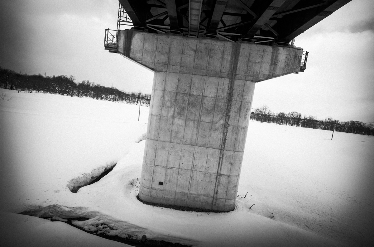 川も雪に覆われる｜Leica M10 Monochrom + C Biogon T* 4.5/21 ZM