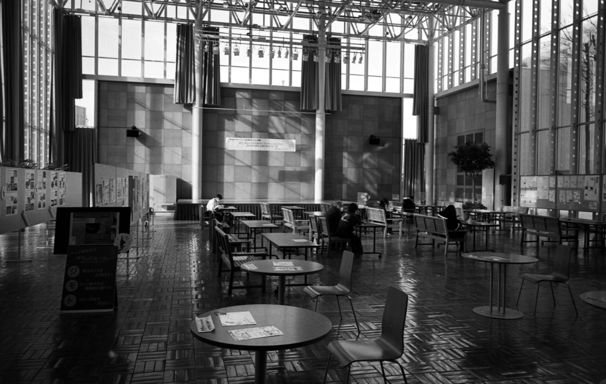 新庄駅となりのホール｜Leica M3 + SUMMARON-M f5.6/28mm + ILFORD HP5 PLUS