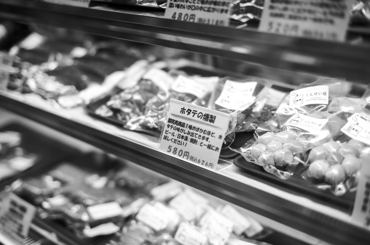 燻製はその場で食べることも持ち帰ることもOK｜Leica M10 Monochrom + C Sonnar T* 1.5/50 ZM