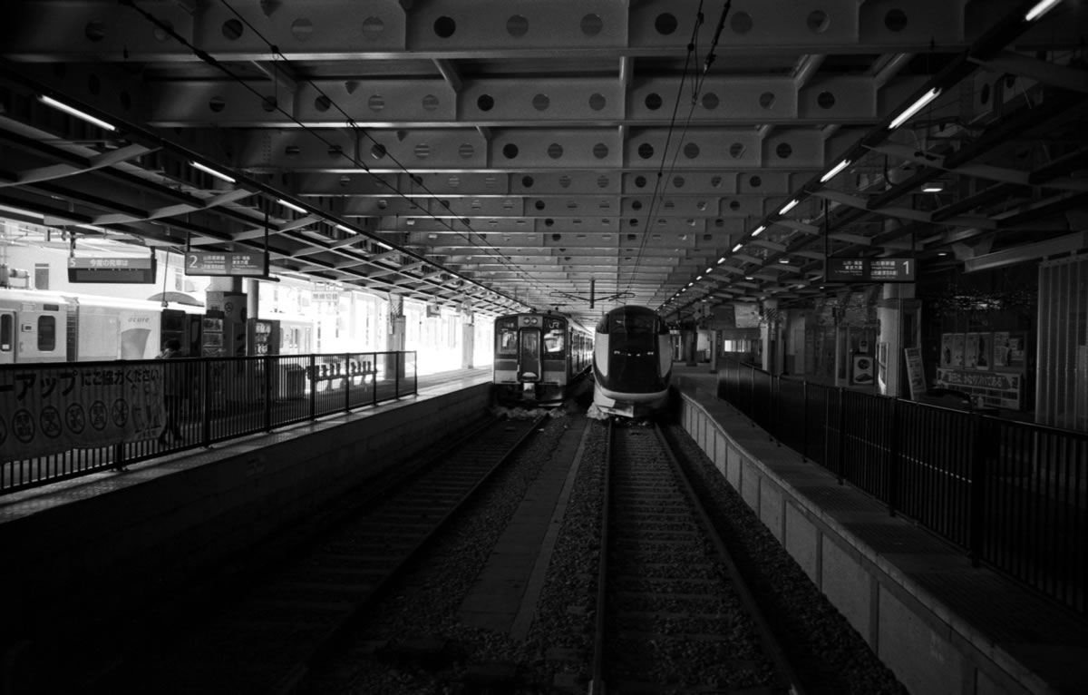 新庄まで運んできてくれた新幹線｜Leica M3 + SUMMARON-M f5.6/28mm + ILFORD HP5 PLUS