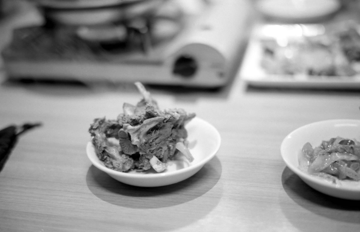ほろほろで美味しい羊肉|Leica M5 + SUMMILUX-M f1.4/50mm ASPH. + Fomapan 200 Creative