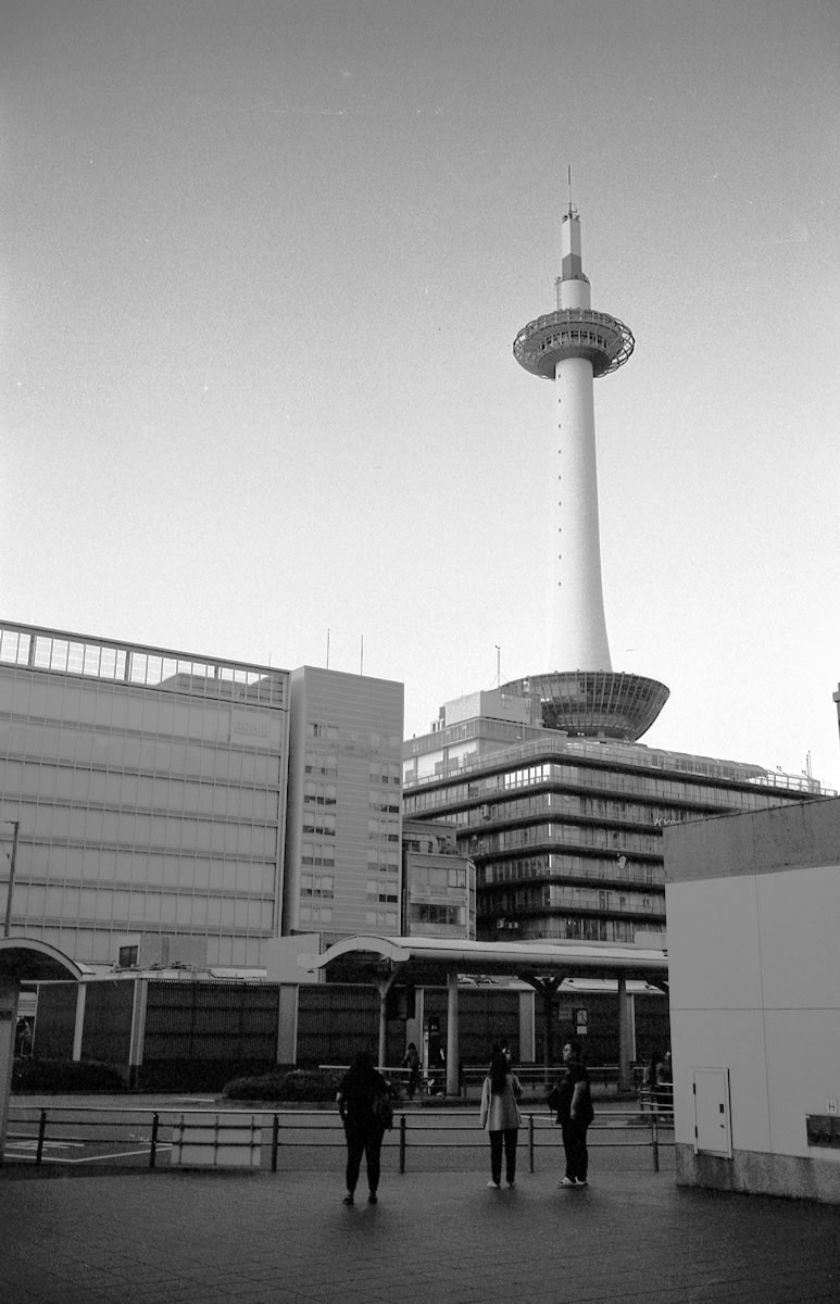 見るからに京都な京都タワー｜Leica M5 + Summilux 35mm f1.4 + Fomapan 200 Creative