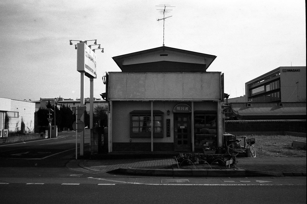 行田駅の駅前に1軒だけあったカフェ|Leica M3 + Summicron 35mm f/2 Goggles + Marix 400