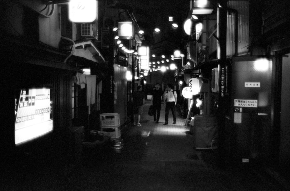 夜の美久仁小路を歩く｜Leica M5 + Summilux 35mm f1.4 + Fomapan 400 Action