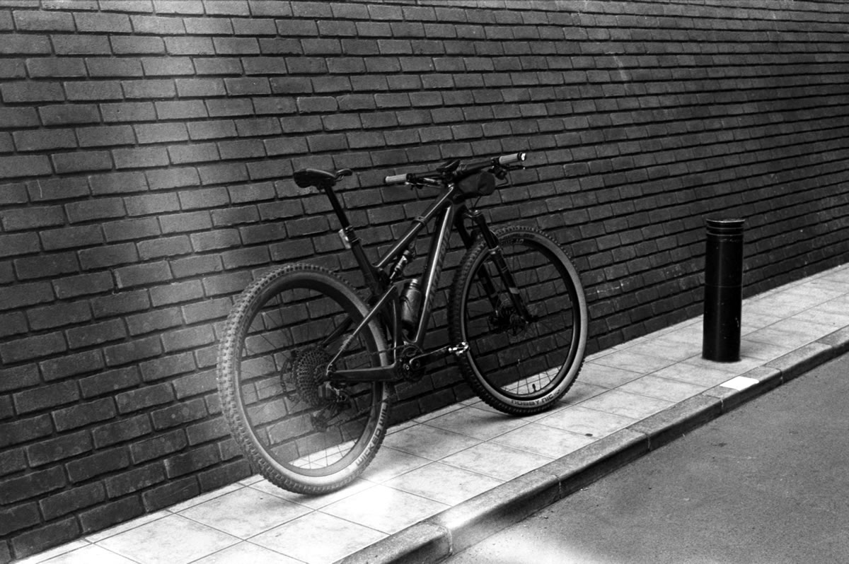 都内の移動は自転車が便利だ｜Leica M3 + DR Summicron 1:2/50mm + Marix 400