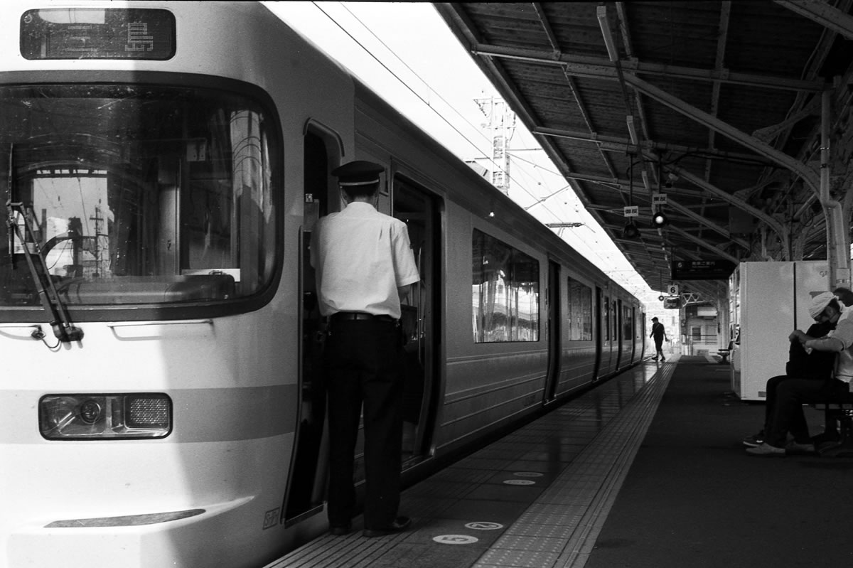 発車間際の東海道線｜Rollei 35S + MARIX 400