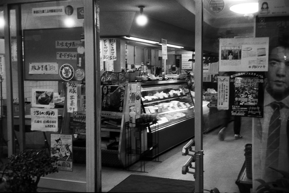 学生街の美味しそうなお肉屋さん｜Rollei 35S + MARIX 400