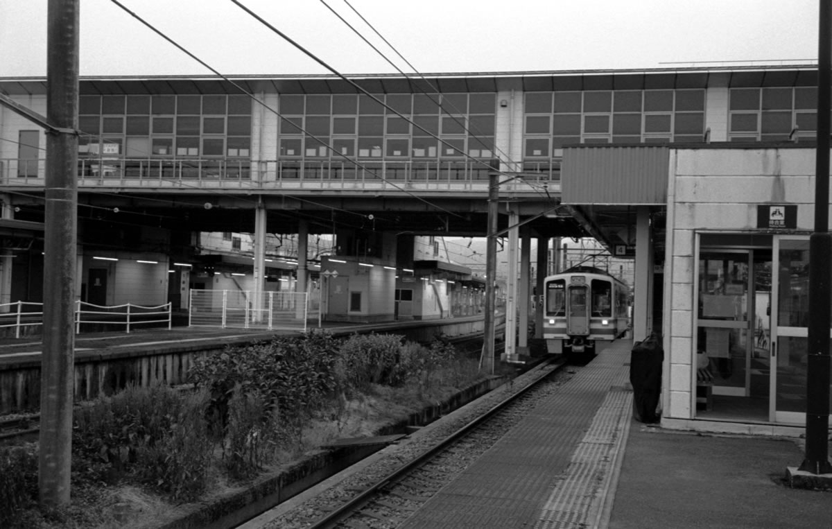 六日町駅に到着｜Rollei 35S + Fomapan 400 Action