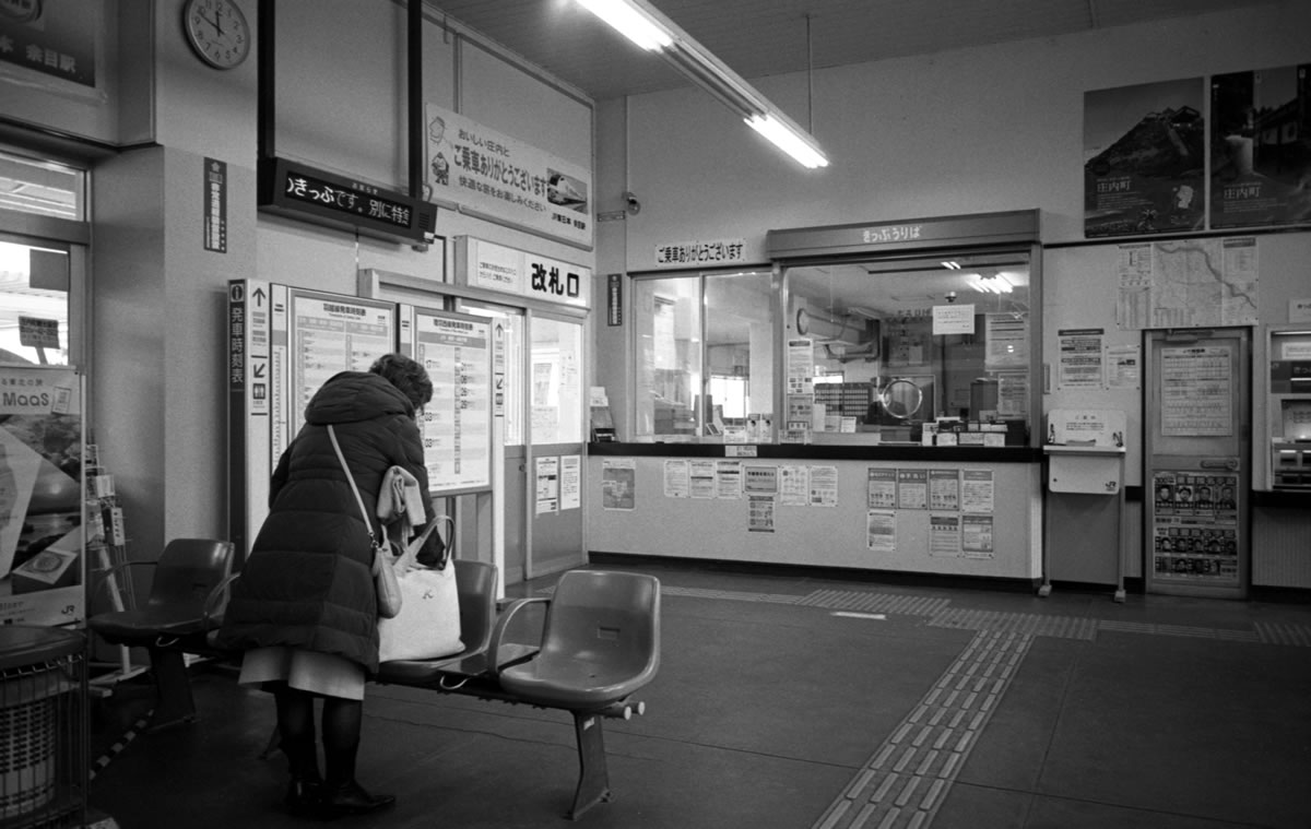 余目のお土産は駅前のクラッセで買えます｜Leica M3 + SUMMARON-M f5.6/28mm + ILFORD HP5 PLUS