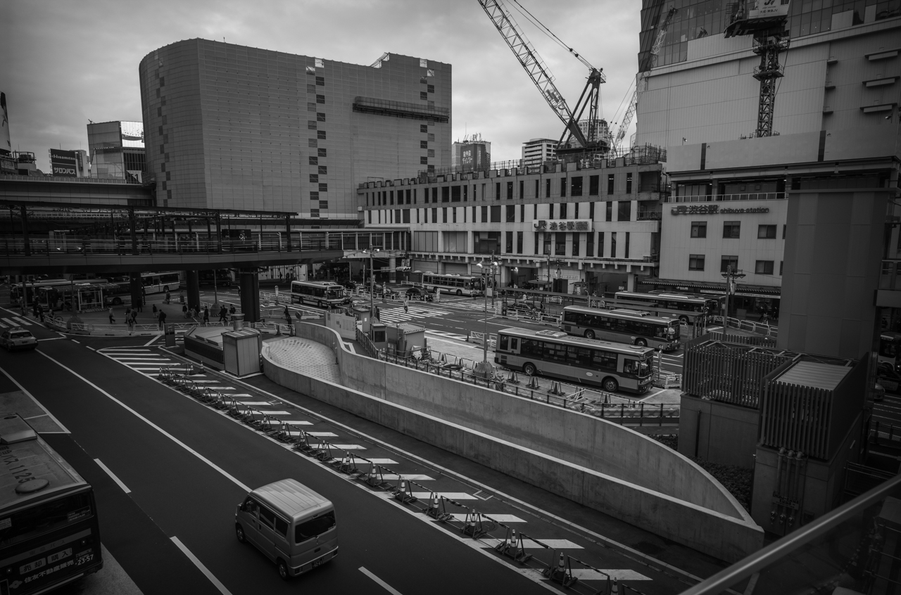 C Biogonの1枚目はいつもの渋谷駅｜Leica M10 Monochrom + C Biogon T* 4.5/21 ZM