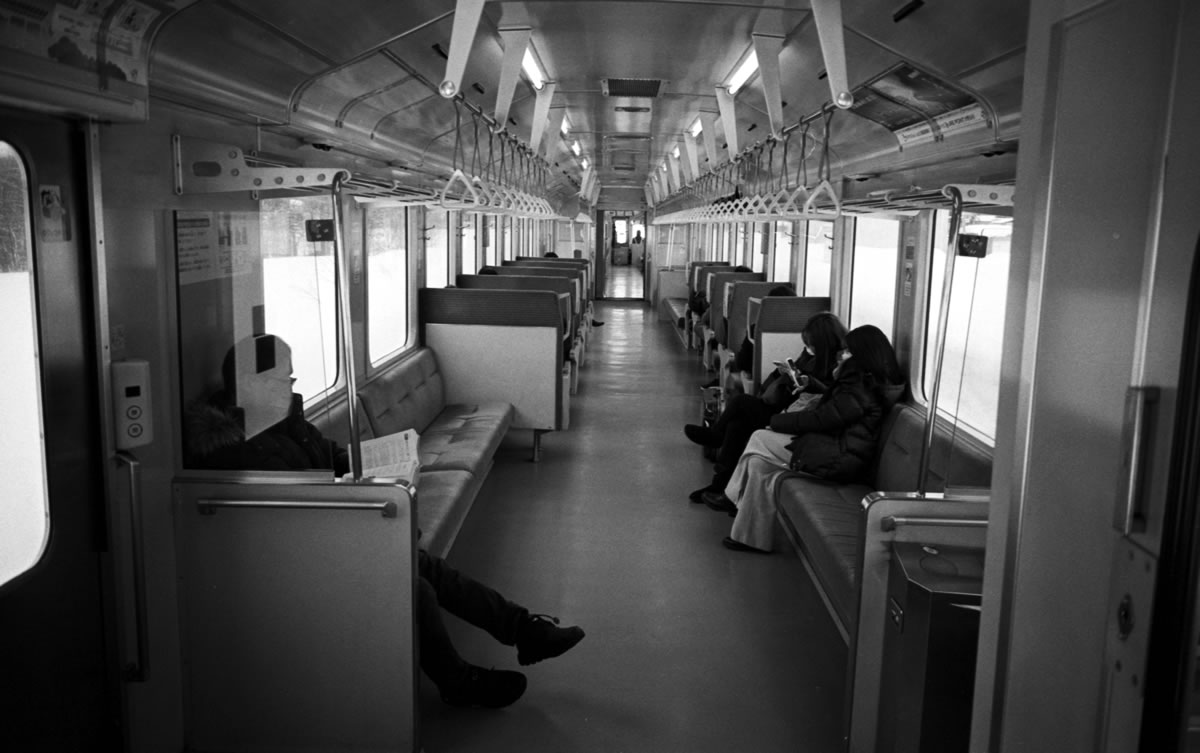 陸羽西線の車内｜Leica M3 + SUMMARON-M f5.6/28mm + ILFORD HP5 PLUS