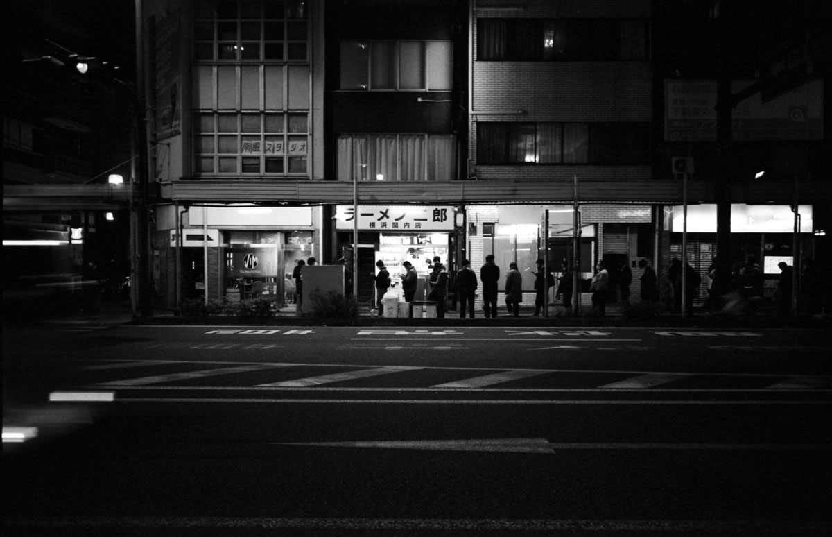 いつ行っても大行列のラーメン二郎・関内店｜Leica M3 + SUMMARON-M f5.6/28mm + ILFORD HP5 PLUS