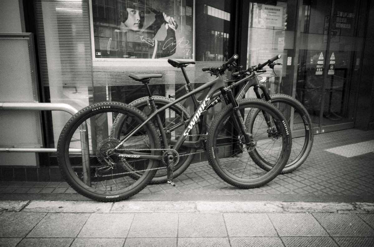 セルフ・ウーバーなので自転車乗ります｜Leica M10 Monochrom + SUMMARON-M f5.6/28mm