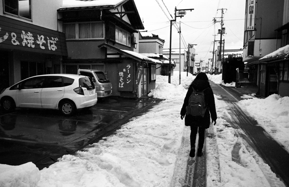 小雪舞う余目の繁華街｜Leica M3 + SUMMARON-M f5.6/28mm + ILFORD HP5 PLUS