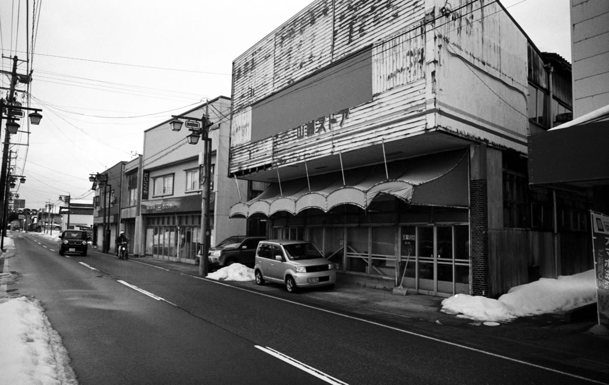 目抜き通りは除雪されていた｜Leica M3 + SUMMARON-M f5.6/28mm + ILFORD HP5 PLUS