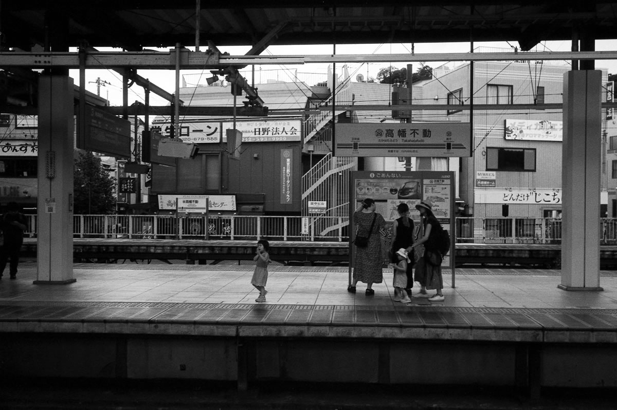 高幡不動駅｜Leica M3 + Summaron 35mm F3.5 with goggles + Marix 400